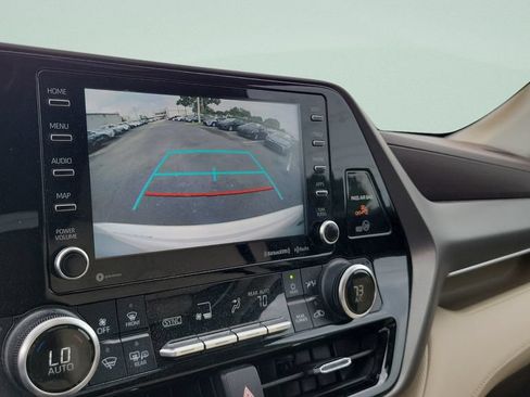 Used 2021 Toyota Highlander XLE AWD/4WD image 18