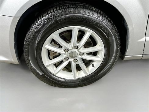 Used 2019 Dodge Grand Caravan SXT image 14