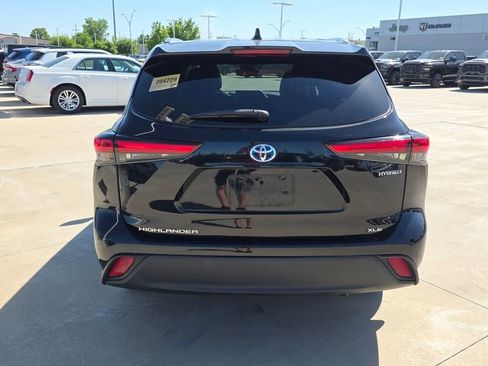 Used 2021 Toyota Highlander XLE AWD/4WD image 4