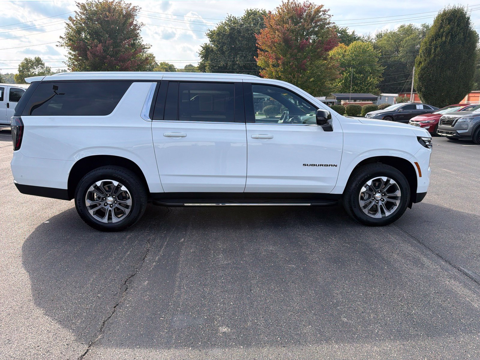 Used 2025 Chevrolet Suburban LT w/ Comfort Package AWD/4WD image 6