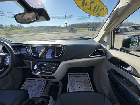 Used 2024 Chrysler Pacifica Touring-L FWD image 23