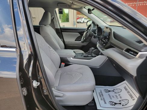 Used 2022 Toyota Highlander L FWD image 16