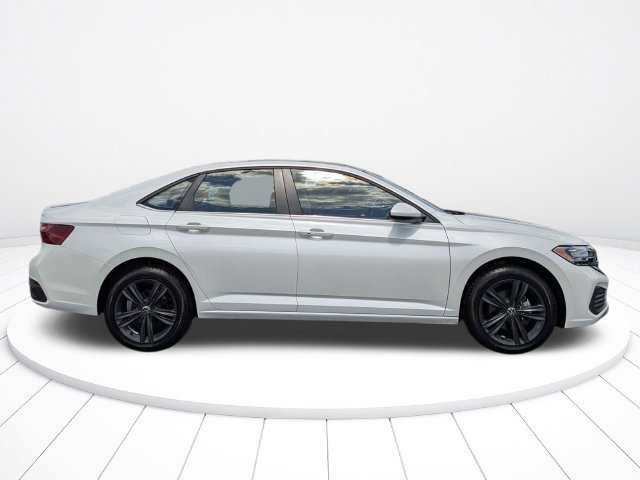 Used 2024 Volkswagen Jetta SE FWD image 2