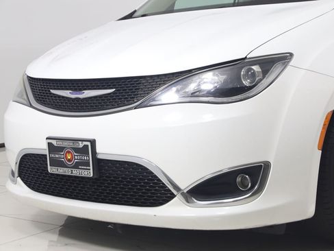 Used 2020 Chrysler Pacifica Touring FWD image 54