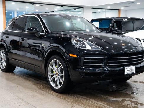 Used 2023 Porsche Cayenne image 3