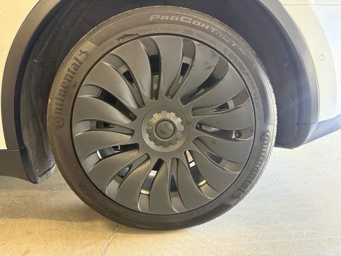 Used 2021 Tesla Model Y Long Range AWD/4WD image 35