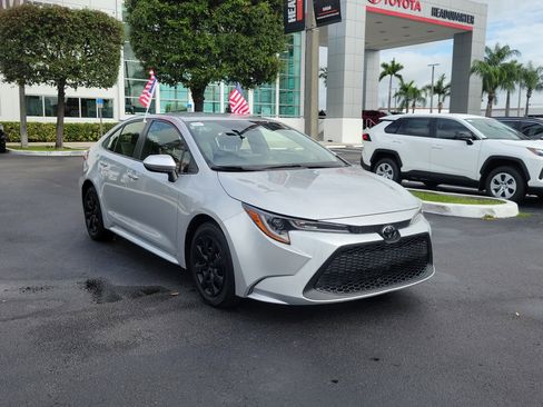 Used 2022 Toyota Corolla LE image 2