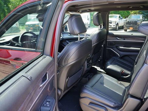 Certified 2025 Jeep Grand Cherokee L Limited w/ Luxury Tech Group II AWD/4WD image 16