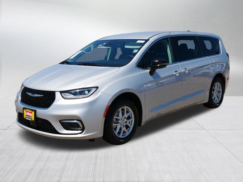 Used 2024 Chrysler Pacifica Touring-L FWD image 3