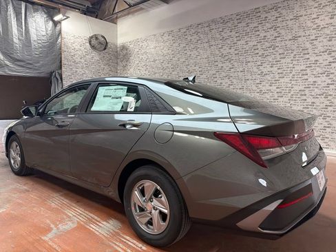 New 2026 Hyundai Elantra SE FWD image 5