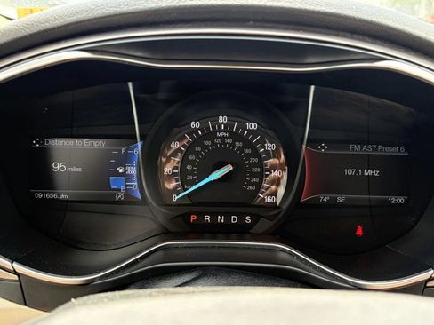 Used 2017 Ford Fusion SE w/ Fusion SE Technology Package FWD image 18