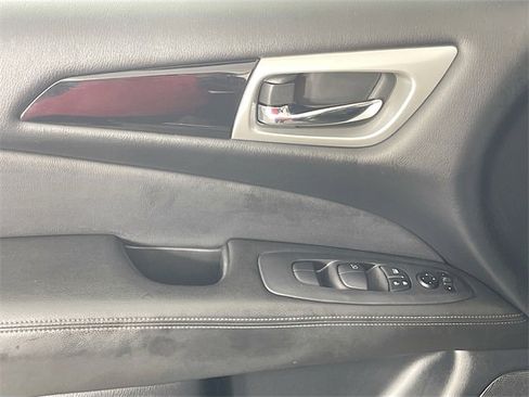 Used 2020 Nissan Pathfinder S image 18
