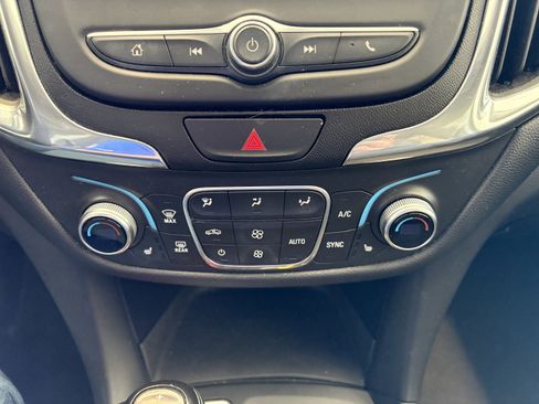 Used 2019 Chevrolet Equinox LT w/ Driver Convenience Package image 17