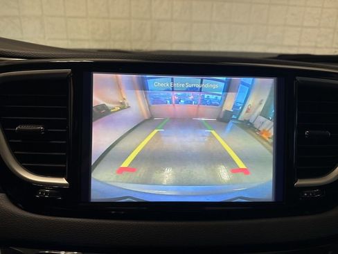 Used 2023 Chrysler Pacifica Touring-L image 33