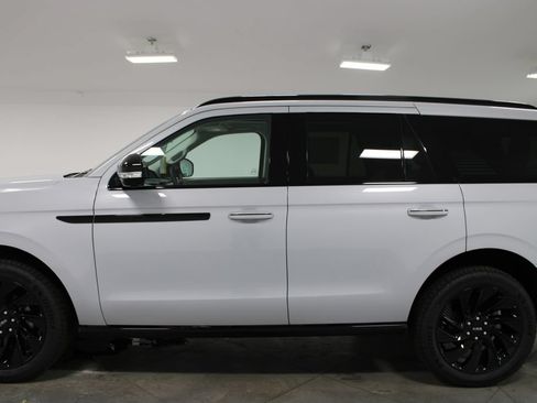 New 2026 Lincoln Navigator Reserve w/ Jet Appearance Package AWD/4WD image 5