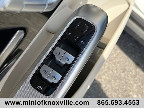 Used 2025 Mercedes-Benz GLC 300 4MATIC image 16