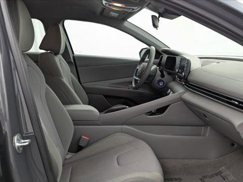 Used 2024 Hyundai Elantra SE FWD image 21