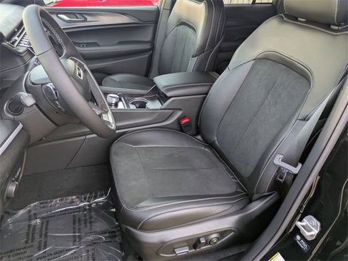 New 2025 Jeep Grand Cherokee Altitude image 11