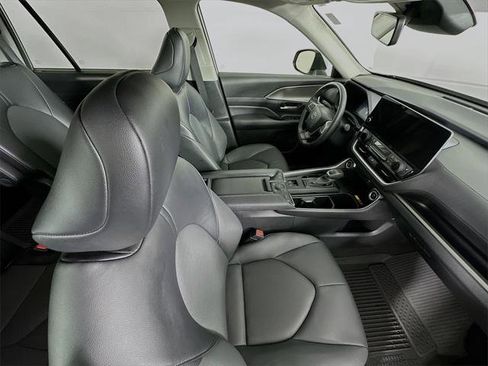 Certified 2024 Toyota Grand Highlander XLE image 28