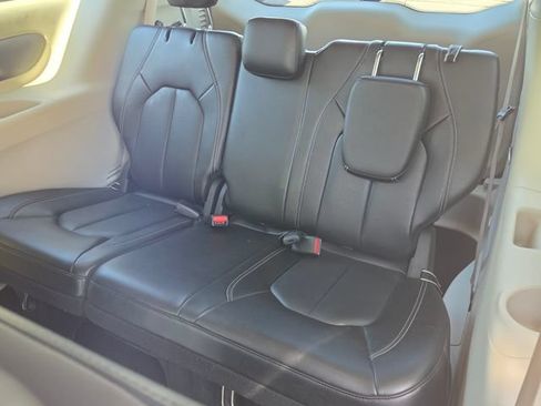 Used 2023 Chrysler Pacifica Touring-L FWD image 11