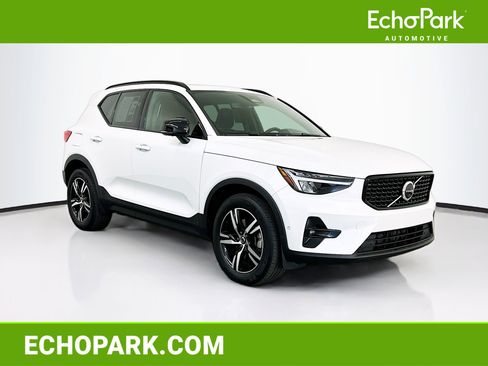 Used 2023 Volvo XC40 B5 Plus image 1