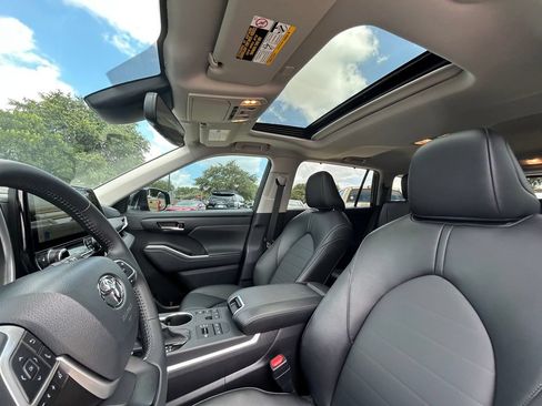 Used 2026 Toyota Highlander XLE AWD/4WD image 12