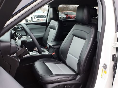 Used 2023 Ford Explorer XLT w/ Equipment Group 202A image 10
