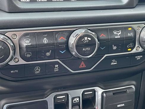 Used 2022 Jeep Gladiator Overland w/ Cold Weather Group AWD/4WD image 13