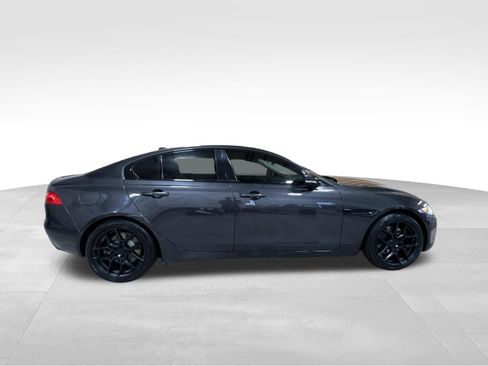 Used 2017 Jaguar XE Prestige RWD image 4