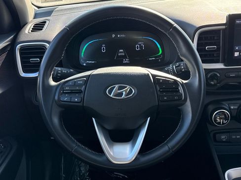Used 2024 Hyundai Venue SEL image 17