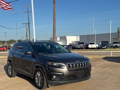 Used 2019 Jeep Cherokee Latitude Plus w/ Comfort/Convenience Group FWD image 2