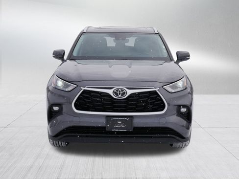 Used 2024 Toyota Highlander XLE image 2