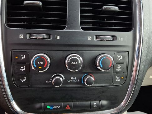 Used 2016 Dodge Grand Caravan SXT FWD image 16