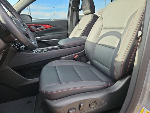 Used 2025 Chevrolet Traverse Z71 image 15