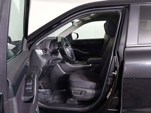 Used 2024 Toyota Highlander LE AWD/4WD image 27