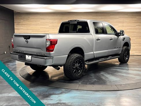 Used 2018 Nissan Titan SV image 8