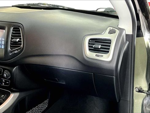 Used 2018 Jeep Compass Latitude w/ Popular Equipment Group FWD image 17