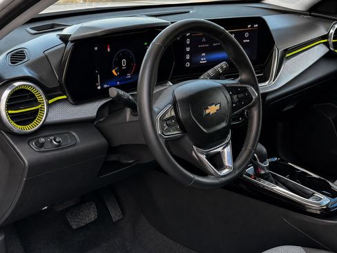 Used 2025 Chevrolet Trax LT w/ Driver Confidence Package FWD image 2