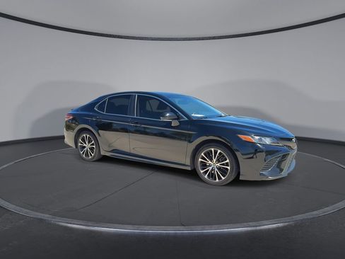 Used 2018 Toyota Camry SE w/ Convenience Package image 2