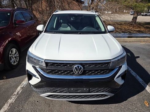 Used 2022 Volkswagen Taos SE image 2