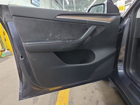 Used 2023 Tesla Model Y Performance image 8