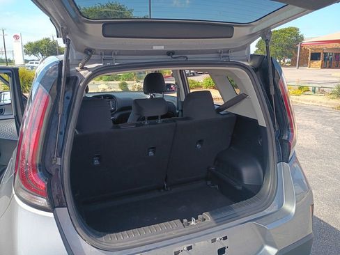 Used 2025 Kia Soul LX w/ LX Technology Package FWD image 25