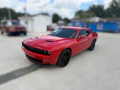 Used 2015 Dodge Challenger SXT RWD image 1