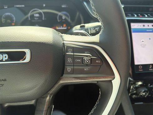 Used 2024 Jeep Grand Cherokee Limited w/ Black Appearance Package image 26