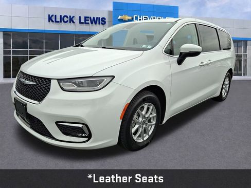 Used 2023 Chrysler Pacifica Touring-L image 3