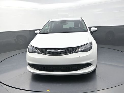 Used 2023 Chrysler Voyager LX image 2