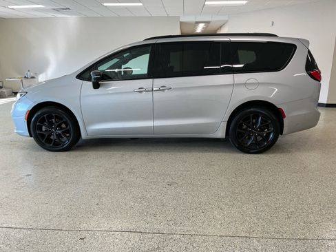 Used 2023 Chrysler Pacifica Limited w/ Uconnect Theater Family Group image 8