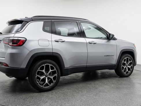 Used 2025 Jeep Compass Limited image 9