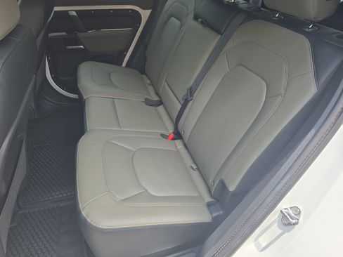Certified 2025 Land Rover Defender 110 X-Dynamic SE AWD/4WD image 13
