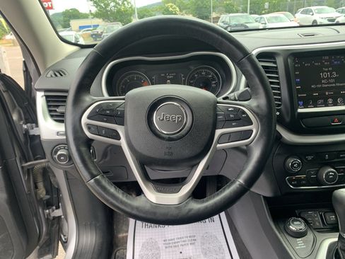 Used 2018 Jeep Cherokee Latitude Plus w/ Cold Weather Group AWD/4WD image 11